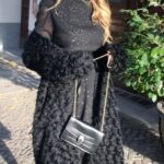 Xenia Seeberg Instagram – Hochgeschlossenes Shooting mit Franziska @streetstyleshooters für die liebe Fate. Wir haben die einzigen Sonnenstrahlen erwischt, die der Himmel zu bieten hatte. Na das Kleid wäre auch perfekt für Weihnachten oder Silvester…! Was meint ihr? #shooting #christmas #photoshoot #fashiondesigner #fatekastrati @fatekastrati #50plusandfabulous #bestager #bestagermodel #liveyourlife #liveyourbestlife #enjoythemoment #sunshine