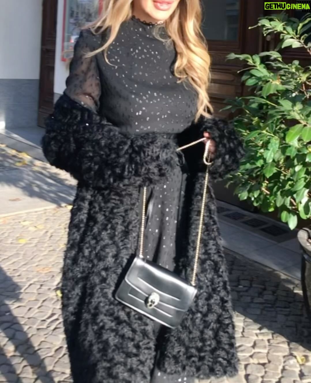 Xenia Seeberg Instagram - Hochgeschlossenes Shooting mit Franziska @streetstyleshooters für die liebe Fate. Wir haben die einzigen Sonnenstrahlen erwischt, die der Himmel zu bieten hatte. Na das Kleid wäre auch perfekt für Weihnachten oder Silvester…! Was meint ihr? #shooting #christmas #photoshoot #fashiondesigner #fatekastrati @fatekastrati #50plusandfabulous #bestager #bestagermodel #liveyourlife #liveyourbestlife #enjoythemoment #sunshine