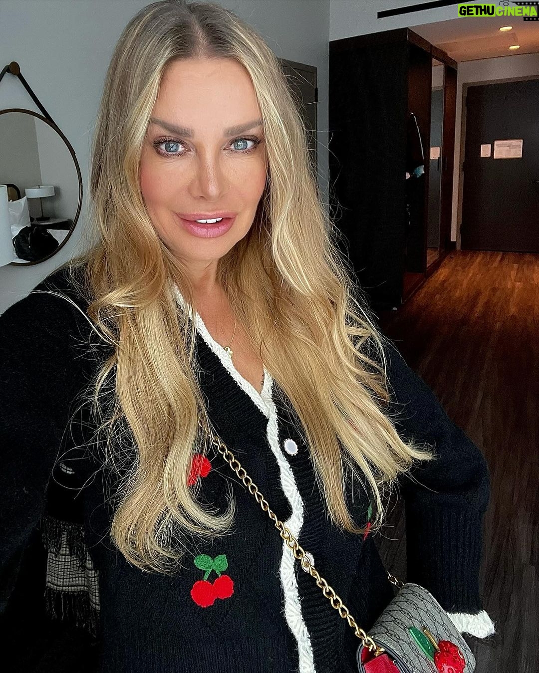 Xenia Seeberg Instagram - Cherry Christmas ihr Lieben. Oder zumindest einen schönen 2. Advent. Was macht ihr? Glühwein mit Regen verdünnt oder zurück ins Bett? #advent #adventadvent #cherry #cherrypie #christmastime #weihnachtszeit #cherrycherrylady #newyork #nyc New York