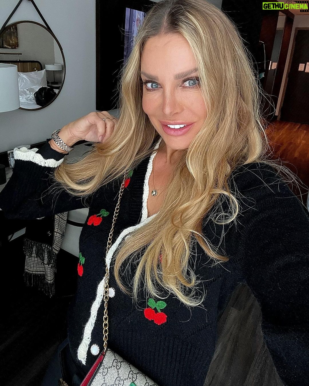 Xenia Seeberg Instagram - Cherry Christmas ihr Lieben. Oder zumindest einen schönen 2. Advent. Was macht ihr? Glühwein mit Regen verdünnt oder zurück ins Bett? #advent #adventadvent #cherry #cherrypie #christmastime #weihnachtszeit #cherrycherrylady #newyork #nyc New York