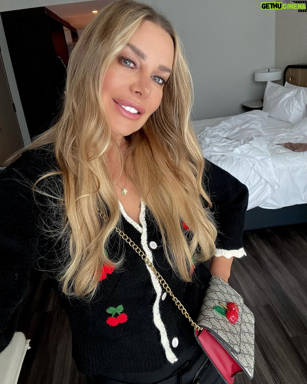 Xenia Seeberg Instagram - Cherry Christmas ihr Lieben. Oder zumindest einen schönen 2. Advent. Was macht ihr? Glühwein mit Regen verdünnt oder zurück ins Bett? #advent #adventadvent #cherry #cherrypie #christmastime #weihnachtszeit #cherrycherrylady #newyork #nyc New York