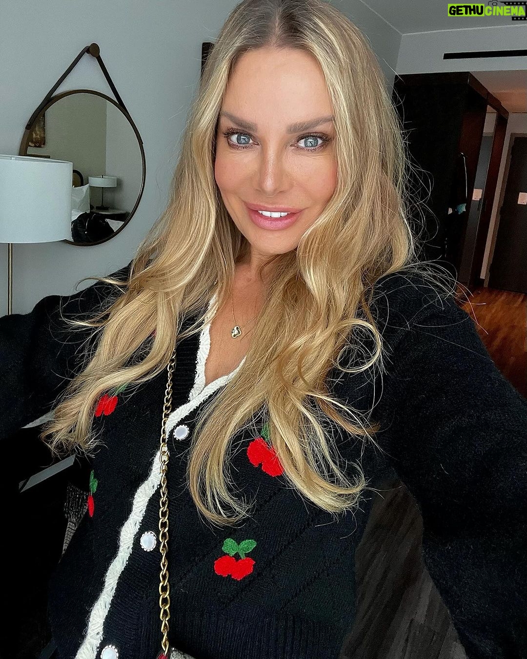 Xenia Seeberg Instagram - Cherry Christmas ihr Lieben. Oder zumindest einen schönen 2. Advent. Was macht ihr? Glühwein mit Regen verdünnt oder zurück ins Bett? #advent #adventadvent #cherry #cherrypie #christmastime #weihnachtszeit #cherrycherrylady #newyork #nyc New York