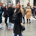 Xenia Seeberg Instagram - Advent Adventure. Hier brennt zwar kein Kerzlein, aber meine Schuhsohlen. Manhattan im Schnelldurchlauf, bevor es zurück zur Convention geht. Heute letzter Tag der @nywintercon und Eure Chance auf Autogramme und Fotoshootings mit Euern Lieblings-scifi-Stars. Adventus means adventure to me. Exploring the streets of Manhattan before returning to the @nywintercon convention. Today is your last chance to come meet us for autographs and photo sessions. #newyork #wintertime #nywintercon #convention #autograph #christmastime #manhattan #scifi #lexx #5thavenue #rockefellercenter #advent 5th Avenue, Manhattan, New York City