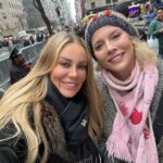 Xenia Seeberg Instagram – Hallo New York! Bevor wir unsere Fans auf der @nywintercon treffen, machen Eva und ich die Stadt unsicher. Und haben Spaß…
Hello NY. Before we are going to meet up with our fans @nywintercon Eva and I are exploring the city and we are having a little too much fun. See the Christmas tree just got lit up as well.
#wintercon #rockefellercenter #scifi #christmastree #convention #xev #zev #lexx#sciencefiction #nywintercon #iloveny Rockefeller Center New York