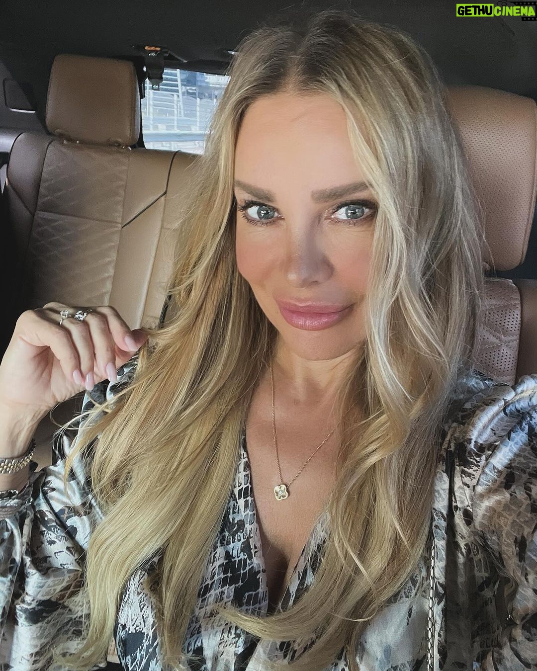 Xenia Seeberg Instagram - Mit Philias auf dem Weg zum Grand Prix nach Abu Dhabi. Dankeschön liebe Carmen @carmengeiss @robertgeiss_1964 @geissproperties für die Einladung. Wir freuen uns sehr. On the way to the Grand Prix in Abu Dhabi. Thank you dear Carmen and Robert for the invitation. We are pretty excited. #grandprix #grandprixabudhabi #formel1 #abudhabi Abu Dhabi, United Arab Emirates