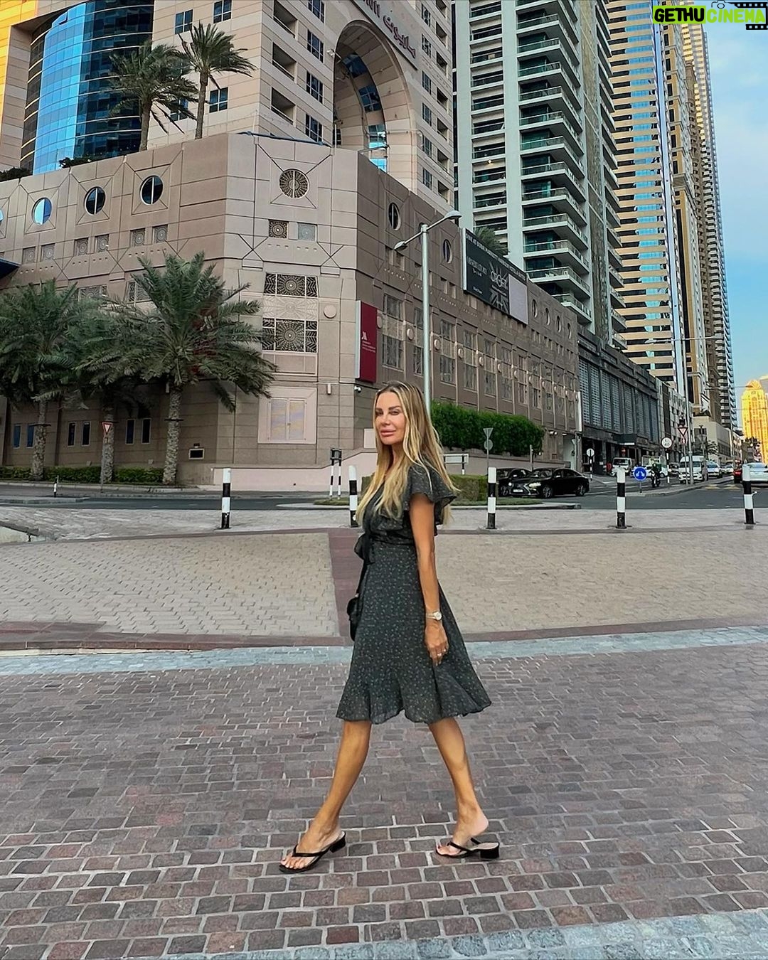 Xenia Seeberg Instagram - Sieht aus wie New York? Ist es aber nicht. Da werde ich allerdings in 3 Wochen mit meinen Lexx Co-stars bei der @nywintercon zu Gast sein. Looks like NYC? Well it’s not. But I will be there with my Lexx co-stars @ellendubinactor #michaelmcmanus #briandowney and @eva_habermann for @nywintercon in 3 weeks. Hope to see you all. Photos by my Mom 😻 #dubai #nyc #scifi #lexx #wintercon #convention #scificonvention #xev #zev #xevbellringer #autograph #bemyguest #comeseeme #comeback #sciencefiction Jumeirah Beach - Dubai, UAE