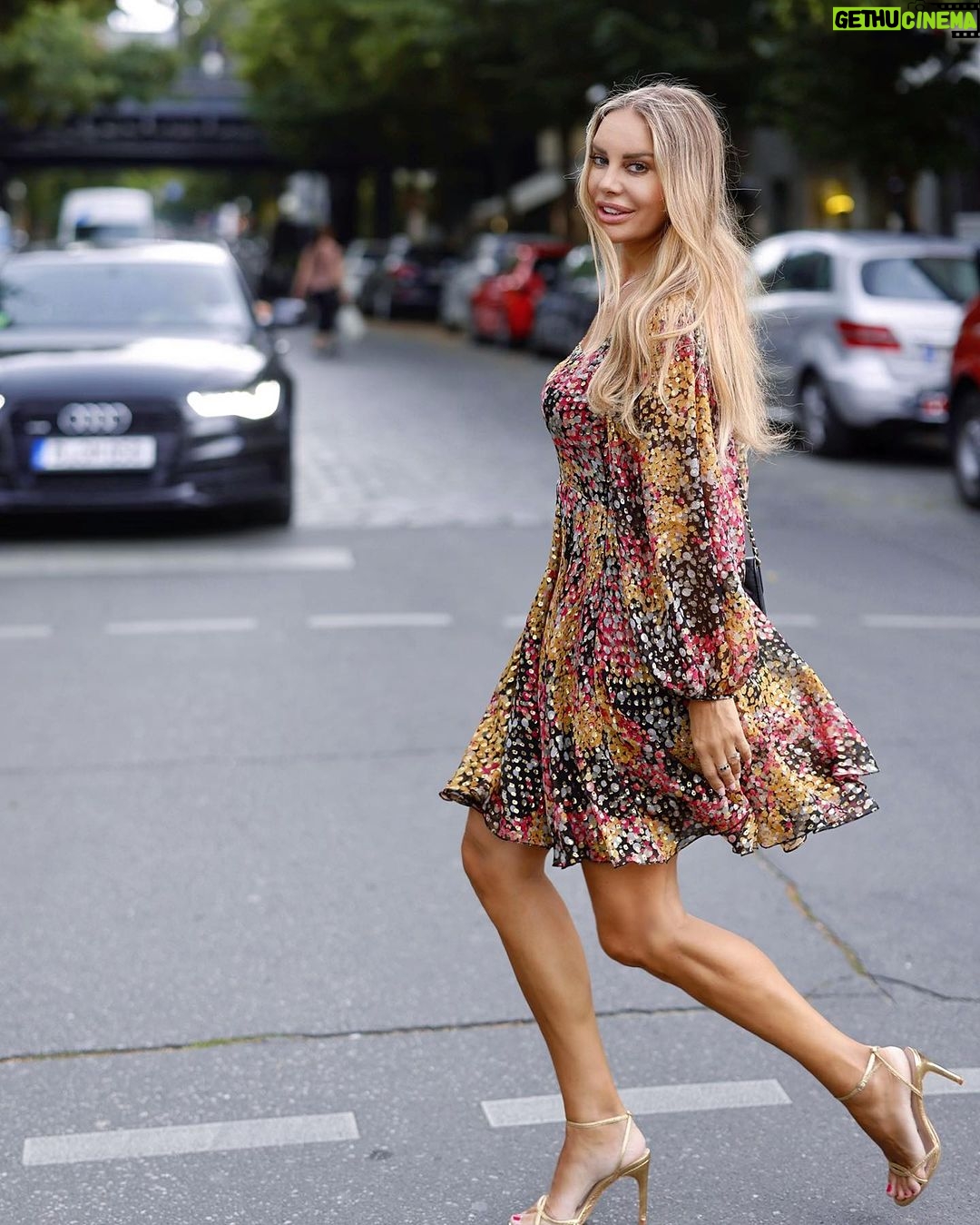 Xenia Seeberg - 1.4K Likes - Fashion Week in Mailand. Marathon in Berlin. Ich nehm die high heels. Immer flott über den grüne Ampel Laufsteg. Shooting für Fate mit Franziska Krug von @streetstyleshooters.
Fashion Week Milan- Berlin Marathon. I just take the high heels to run up and down the crosswalk. Shooting for Fate Kastrati. @fatekastrati
Hair by @lady_______boss
#silkdress #designerdress #berlin #bestagermodel #50plusandfabulous #streetstylelook #streetstyleshooters #highheels #werbung #ad