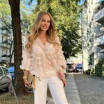 Xenia Seeberg Instagram - Pants on. Ich kann auch Hose. Was für ein wunderschöner Morgen. Das Licht ist warm und mir auch. Outfit check für die Gartenparty später. Welche Tasche gefällt Euch hierzu besser? Gold oder rosé? Yes I do wear pants too. It’s a beautiful morning and I am checking my outfit for a barbecue party this afternoon. (No red sauces please.) 😜 Which purse looks better? Gold or pink? #earlymorning #sundaymorning #sundayvibes #pants #enjoythemoment #enjoythelittlethings #neighborhood #berlin Berlin, Germany