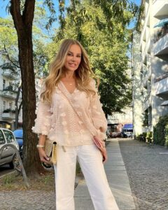 Xenia Seeberg Instagram - Pants on. Ich kann auch Hose. Was für ein wunderschöner Morgen. Das Licht ist warm und mir auch. Outfit check für die Gartenparty später. Welche Tasche gefällt Euch hierzu besser? Gold oder rosé? Yes I do wear pants too. It’s a beautiful morning and I am checking my outfit for a barbecue party this afternoon. (No red sauces please.) 😜 Which purse looks better? Gold or pink? #earlymorning #sundaymorning #sundayvibes #pants #enjoythemoment #enjoythelittlethings #neighborhood #berlin Berlin, Germany