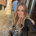 Xenia Seeberg Instagram - Tor zur Welt oder Tor zu meinem Herzen? Wohl eher nicht. Aber definitiv auch von außen eine echt schöne location. #berlinartweek #ewerk #sunset #smile #beinspired #iloveart #ilovearchitecture #bestager #50plusandfabulous #enjoylife #enjoythelittlethings #enjoythemoment E-Werk