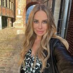 Xenia Seeberg Instagram - Tor zur Welt oder Tor zu meinem Herzen? Wohl eher nicht. Aber definitiv auch von außen eine echt schöne location. #berlinartweek #ewerk #sunset #smile #beinspired #iloveart #ilovearchitecture #bestager #50plusandfabulous #enjoylife #enjoythelittlethings #enjoythemoment E-Werk