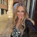 Xenia Seeberg Instagram - Tor zur Welt oder Tor zu meinem Herzen? Wohl eher nicht. Aber definitiv auch von außen eine echt schöne location. #berlinartweek #ewerk #sunset #smile #beinspired #iloveart #ilovearchitecture #bestager #50plusandfabulous #enjoylife #enjoythelittlethings #enjoythemoment E-Werk