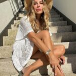 Xenia Seeberg Instagram - X-Beine! Wer bietet ein O? Ahhhhh was für eine Ruhe hier draußen vor den Toren der großen Stadt… hab die Sonnenbrille vergessen aber genieße den Traum- Garten meiner Freundin Nathalie @nkomaromy. Was macht ihr dieses Wochenende? #summervibes #backyard #enjoylife #enjoythelittlethings #enjoythemoment #weekendvibes #berlinberlin Lichterfelde, Berlin, Germany