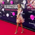 Xenia Seeberg Instagram - Gestern Abend bei der Premiere von Trauzeugen. Ob ich die wohl auch noch mal brauchen werde in diesem Leben? Last night at the world premiere of Trauzeugen. Makes me wonder if I will ever need them again in this lifetime… #trauzeugen #worldpremiere #moviepremiere #redcarpet #zimmermann #interview #germanactress #rtl #pro7 Kino Zoopalast