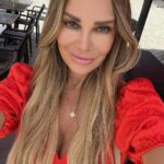 Xenia Seeberg Instagram - I love red. It makes me feel strong, positive and happy. What’s your favorite color? Ich liebe die Farbe Rot. Sie lässt mich stark, positiv und glücklich fühlen. Besonders in diesem wunderschönen Seidenkleid von Fate Kastrati. Was ist Eure Lieblings-Wohlfühl-Farbe? #red #reddress #wohlfühlen #rot #roteskleid #designerdress #silkdress #bestager #bestagermodel #50plusandfabulous #enjoylife #enjoythelittlethings #enjoythemoment Mercedes Platz