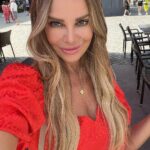 Xenia Seeberg Instagram - I love red. It makes me feel strong, positive and happy. What’s your favorite color? Ich liebe die Farbe Rot. Sie lässt mich stark, positiv und glücklich fühlen. Besonders in diesem wunderschönen Seidenkleid von Fate Kastrati. Was ist Eure Lieblings-Wohlfühl-Farbe? #red #reddress #wohlfühlen #rot #roteskleid #designerdress #silkdress #bestager #bestagermodel #50plusandfabulous #enjoylife #enjoythelittlethings #enjoythemoment Mercedes Platz