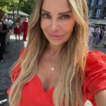 Xenia Seeberg Instagram - I love red. It makes me feel strong, positive and happy. What’s your favorite color? Ich liebe die Farbe Rot. Sie lässt mich stark, positiv und glücklich fühlen. Besonders in diesem wunderschönen Seidenkleid von Fate Kastrati. Was ist Eure Lieblings-Wohlfühl-Farbe? #red #reddress #wohlfühlen #rot #roteskleid #designerdress #silkdress #bestager #bestagermodel #50plusandfabulous #enjoylife #enjoythelittlethings #enjoythemoment Mercedes Platz