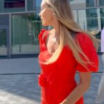 Xenia Seeberg Instagram - Red Early bird. Das frühe Vöglein fängt das beste Licht und das schönste Kleid. @fatekastrati . Was gefällt Euch besser: mit oder ohne Rose? #earlybird #photoshoot #reddress #silkdress #designerdress #bestager #bestagermodel #feelinggood #rose #redrose #letzterose #roterosen #50plusandfabulous #ageisjustanumber Mercedes Platz