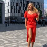 Xenia Seeberg Instagram - Red Early bird. Das frühe Vöglein fängt das beste Licht und das schönste Kleid. @fatekastrati . Was gefällt Euch besser: mit oder ohne Rose? #earlybird #photoshoot #reddress #silkdress #designerdress #bestager #bestagermodel #feelinggood #rose #redrose #letzterose #roterosen #50plusandfabulous #ageisjustanumber Mercedes Platz