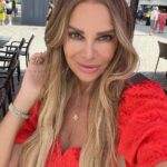 Xenia Seeberg Instagram - I love red. It makes me feel strong, positive and happy. What’s your favorite color? Ich liebe die Farbe Rot. Sie lässt mich stark, positiv und glücklich fühlen. Besonders in diesem wunderschönen Seidenkleid von Fate Kastrati. Was ist Eure Lieblings-Wohlfühl-Farbe? #red #reddress #wohlfühlen #rot #roteskleid #designerdress #silkdress #bestager #bestagermodel #50plusandfabulous #enjoylife #enjoythelittlethings #enjoythemoment Mercedes Platz
