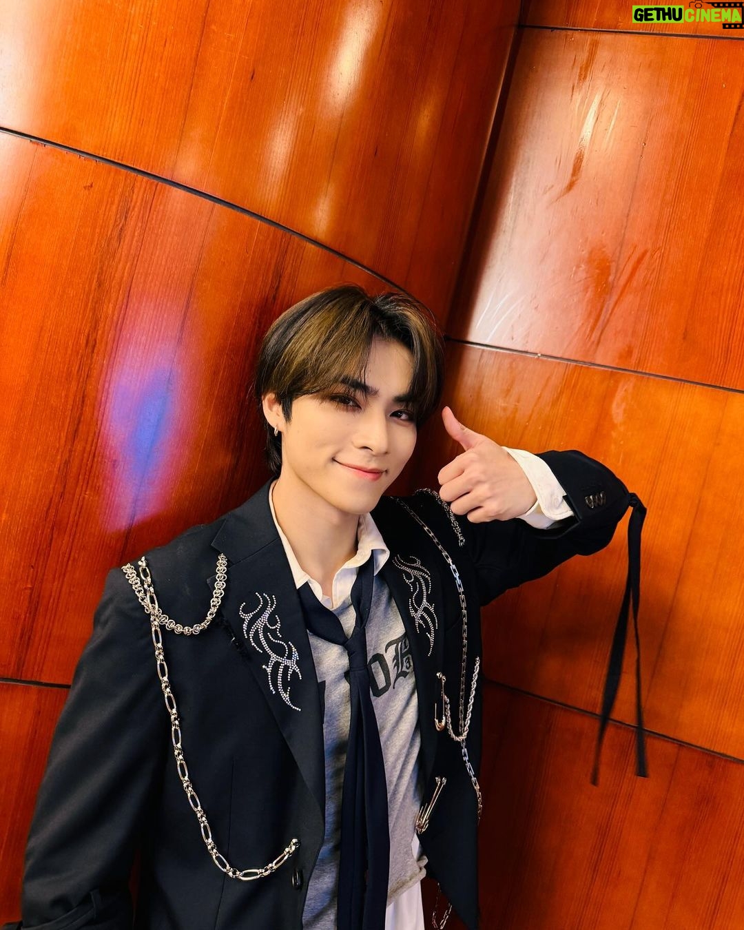 Xiaojun Instagram - The Happy end of the showcase 💚