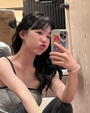 Xu Mengjie Instagram - 🪞✨