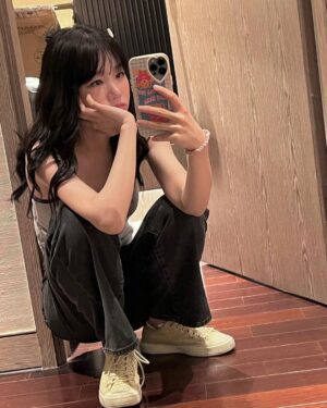Xu Mengjie Instagram - 🪞✨