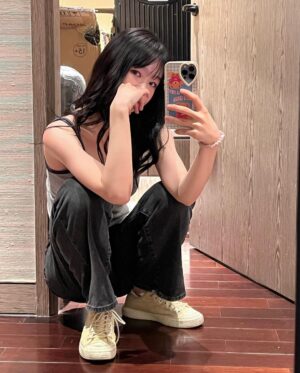 Xu Mengjie Instagram - 🪞✨
