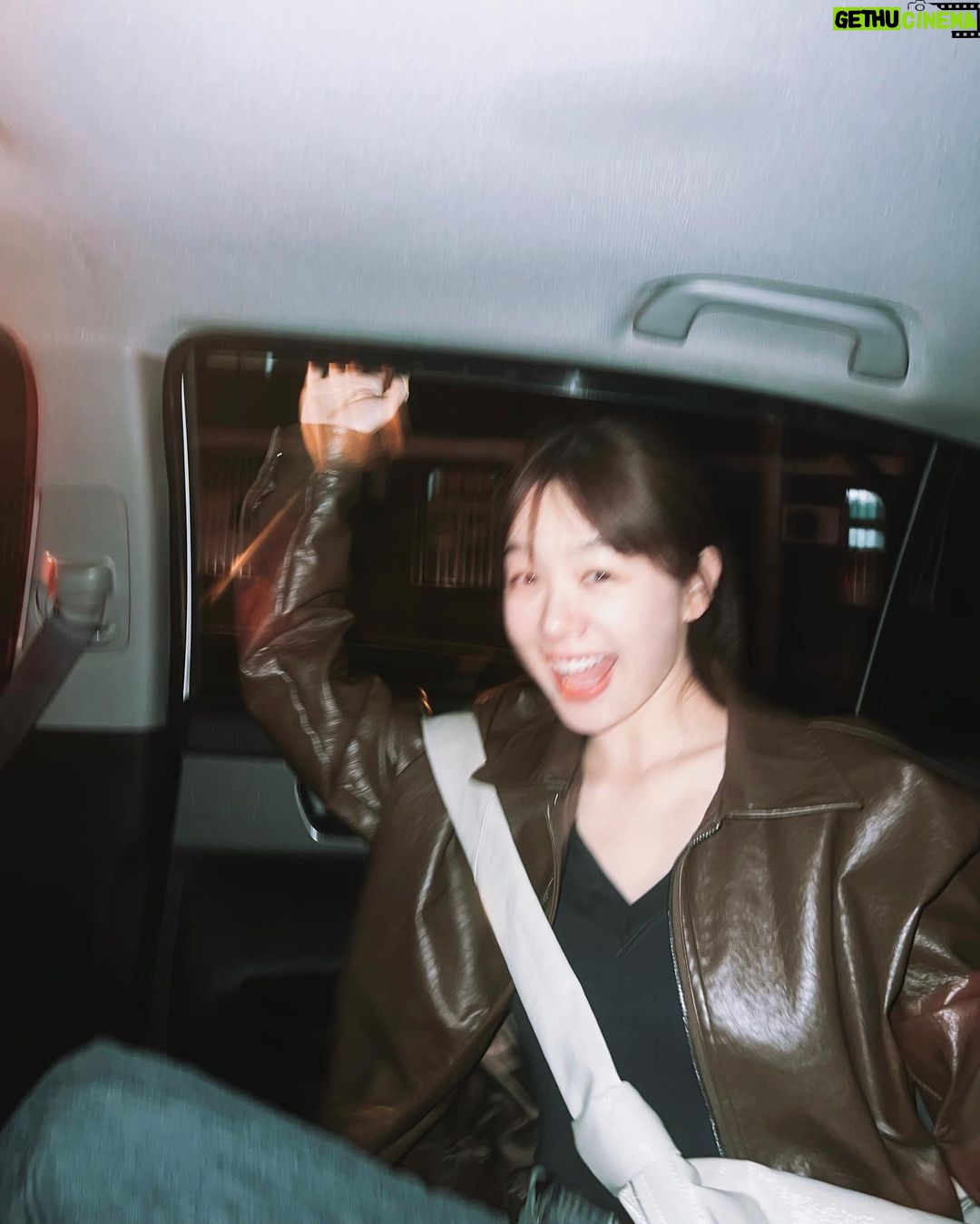 Xu Mengjie Instagram - 北京最近夜晚的风 很温柔🪐 窗外到处都是惊喜🎉 good night~🌃🌠(つω`)~