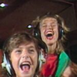 Xuxa Instagram - De caraaaa com essas imagens exclusivas dos bastidores da música Doce Mel! 😱 Lembrando que #XuxaODocumentário estreia na @tvglobo hoje depois do #BBB24! #XuxaDocNoGloboplay #XuxaDocNaGlobo #PraTodosVerem: Trecho de ‘Xuxa, O Documentário’ em que mostra a Xuxa e crianças gravando em um estúdio a música Doce Mel.