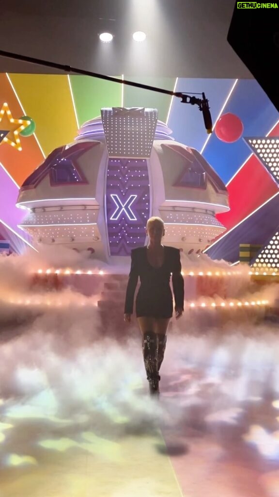 Xuxa Instagram - Próxima segunda, depois do BBB, estaremos juntos novamente na telinha da @tvglobo com o #DocXuxa ❌💋❤️