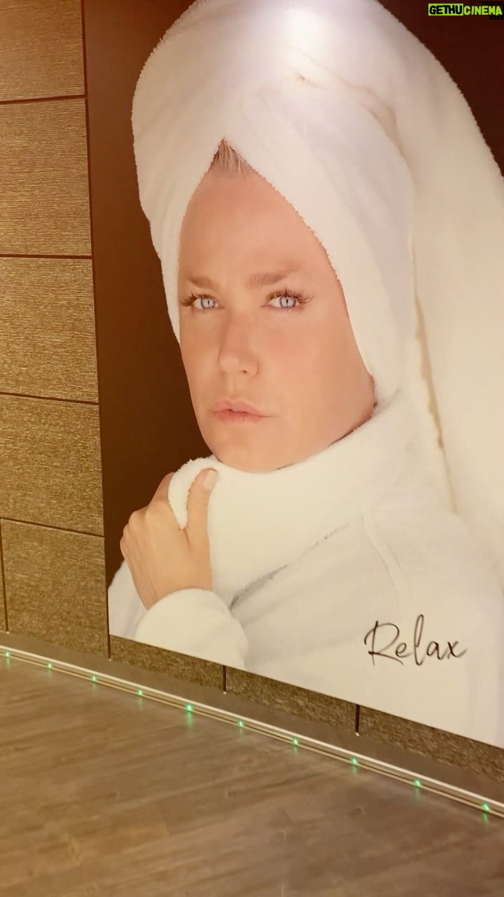 Xuxa Instagram - A viagem vai começar! ☀🚢 Daqui a pouquinho todos estarão a bordo do @naviodaxuxa para o maior carnaval em alto-mar 🎉❌💋 Equipe X