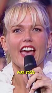 Xuxa Instagram - Aquele meme que já virou simpatia de ano novo 🤣✨ FELIZ 2024!!! 💋❌ Equipe X