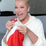 Xuxa Instagram - O presente pra minha amiga oculta @angelicaksy foi proteção. Proteção de todos os lados, de todas as maneiras. É assim e é isso que eu desejo pra todas as pessoas que tb desejam o nosso bem. Ao meu amigo oculto @_ailtonkrenak um beijo bem carinhoso, obgda pelo presente. E a toda galera do @showdavida , bgda por tudo, por terem feito parte do meu 2023. Foi simplesmente fantástico estar perto de vcs. ❤️❌💋 📸 @bladmeneghel