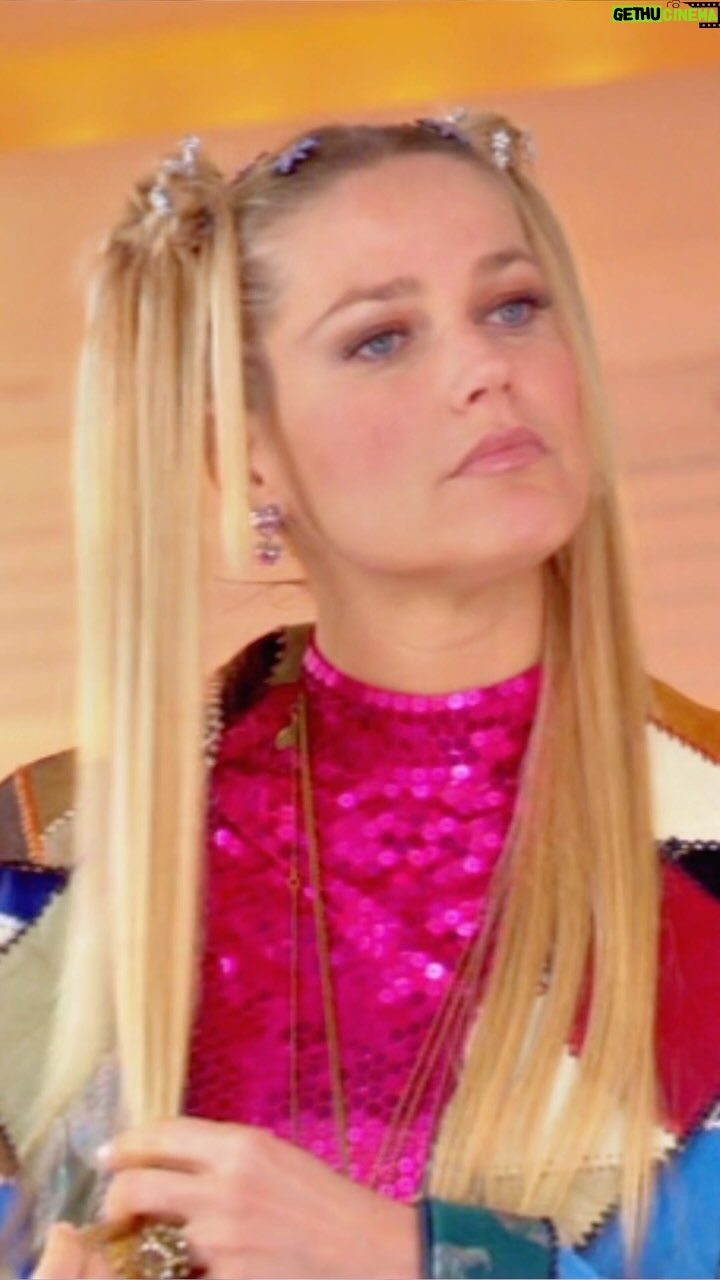 Xuxa Instagram - Abracadabra, um toque vira mágica... ✨🎶 Hoje o filme “Xuxa Abracadabra” completa 20 anos de estreia! Quem viu nos cinemas? 😍🎬 Equipe X