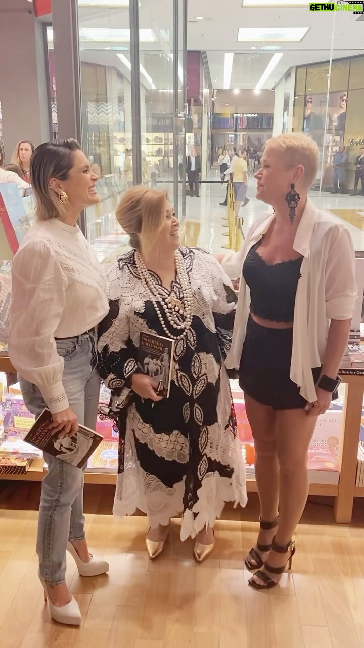 Xuxa Instagram - Mais um pouquinho da noite de ontem em SP, no lançamento “Do Sertão a Hollywood”, o novo livro da @marthamedeirosreal ✨❤ Equipe X