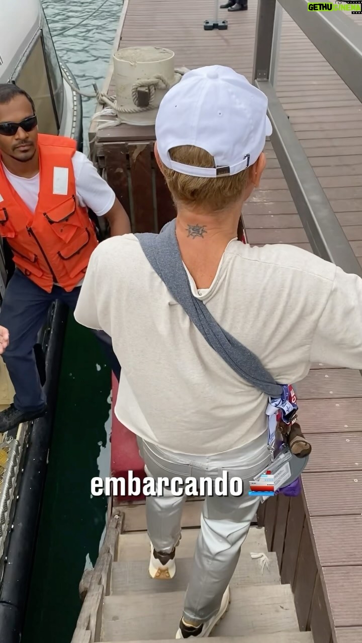 Xuxa Instagram - Embarcando mais cedo pra deixar tudo lindo pra vcs... 💋❌🚢 @naviodaxuxa