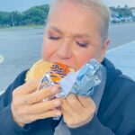 Xuxa Instagram - Eu fui na CCXP e falei que na volta pro Rio já tinha pedido meu @bloomfastgood pra chegar no aeroporto de Sampa… Só pra afirmar o quanto eu falei a verdade pra vcs e como me sinto bem, como bem e faço o bem com a XBLOOM. 💋❌🌱