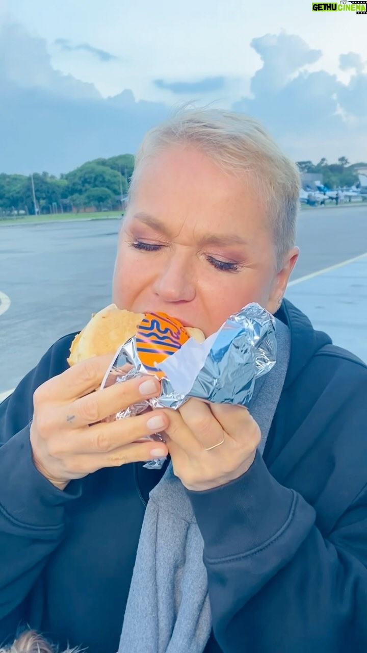 Xuxa Instagram - Eu fui na CCXP e falei que na volta pro Rio já tinha pedido meu @bloomfastgood pra chegar no aeroporto de Sampa… Só pra afirmar o quanto eu falei a verdade pra vcs e como me sinto bem, como bem e faço o bem com a XBLOOM. 💋❌🌱