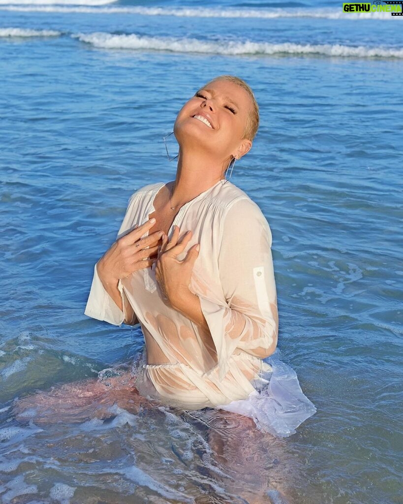 Xuxa Instagram - Essa semana promete sol, mar e muuuita diversão... nos vemos no @naviodaxuxa 🎉🚢❌💋 📸 @bladmeneghel Equipe X
