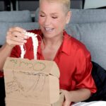 Xuxa Instagram - O presente pra minha amiga oculta @angelicaksy foi proteção. Proteção de todos os lados, de todas as maneiras. É assim e é isso que eu desejo pra todas as pessoas que tb desejam o nosso bem. Ao meu amigo oculto @_ailtonkrenak um beijo bem carinhoso, obgda pelo presente. E a toda galera do @showdavida , bgda por tudo, por terem feito parte do meu 2023. Foi simplesmente fantástico estar perto de vcs. ❤️❌💋 📸 @bladmeneghel
