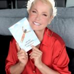 Xuxa Instagram - O presente pra minha amiga oculta @angelicaksy foi proteção. Proteção de todos os lados, de todas as maneiras. É assim e é isso que eu desejo pra todas as pessoas que tb desejam o nosso bem. Ao meu amigo oculto @_ailtonkrenak um beijo bem carinhoso, obgda pelo presente. E a toda galera do @showdavida , bgda por tudo, por terem feito parte do meu 2023. Foi simplesmente fantástico estar perto de vcs. ❤️❌💋 📸 @bladmeneghel