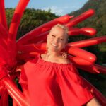 Xuxa Instagram - Esse ano foi incrível pra mim… Espero de coração que Deus devolva em dobro o que vc deseja pras pessoas... ou seja, se vc é uma pessoa boa que quer e deseja o melhor pras pessoas, vc terá a lei do retorno. Assim, o mundo teria menos gente amarga, arrogante, ruim... O meu desejo maior é que vc tenha em dobro o que deseja pros outros. Bjs no seu lindo coração ❤❌💋 FELIZ NATAL!!! ❤️✨ 📸 @bladmeneghel 💄 @edduhmakeup 👗 @txiello_