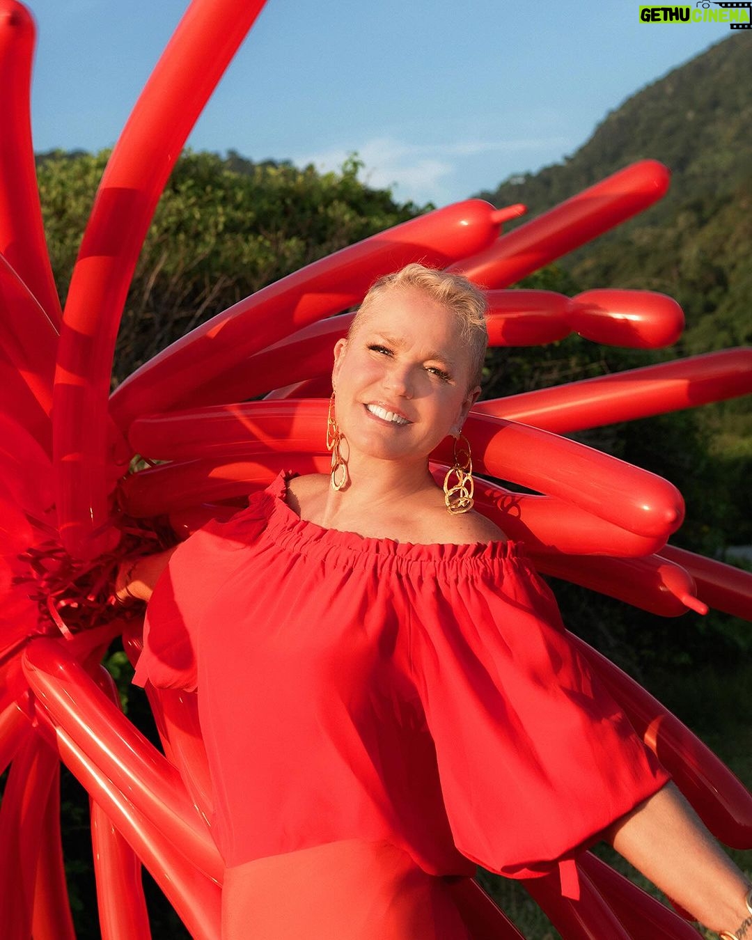 Xuxa Instagram - Esse ano foi incrível pra mim… Espero de coração que Deus devolva em dobro o que vc deseja pras pessoas... ou seja, se vc é uma pessoa boa que quer e deseja o melhor pras pessoas, vc terá a lei do retorno. Assim, o mundo teria menos gente amarga, arrogante, ruim... O meu desejo maior é que vc tenha em dobro o que deseja pros outros. Bjs no seu lindo coração ❤❌💋 FELIZ NATAL!!! ❤️✨ 📸 @bladmeneghel 💄 @edduhmakeup 👗 @txiello_