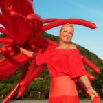 Xuxa Instagram - Esse ano foi incrível pra mim… Espero de coração que Deus devolva em dobro o que vc deseja pras pessoas... ou seja, se vc é uma pessoa boa que quer e deseja o melhor pras pessoas, vc terá a lei do retorno. Assim, o mundo teria menos gente amarga, arrogante, ruim... O meu desejo maior é que vc tenha em dobro o que deseja pros outros. Bjs no seu lindo coração ❤❌💋 FELIZ NATAL!!! ❤️✨ 📸 @bladmeneghel 💄 @edduhmakeup 👗 @txiello_
