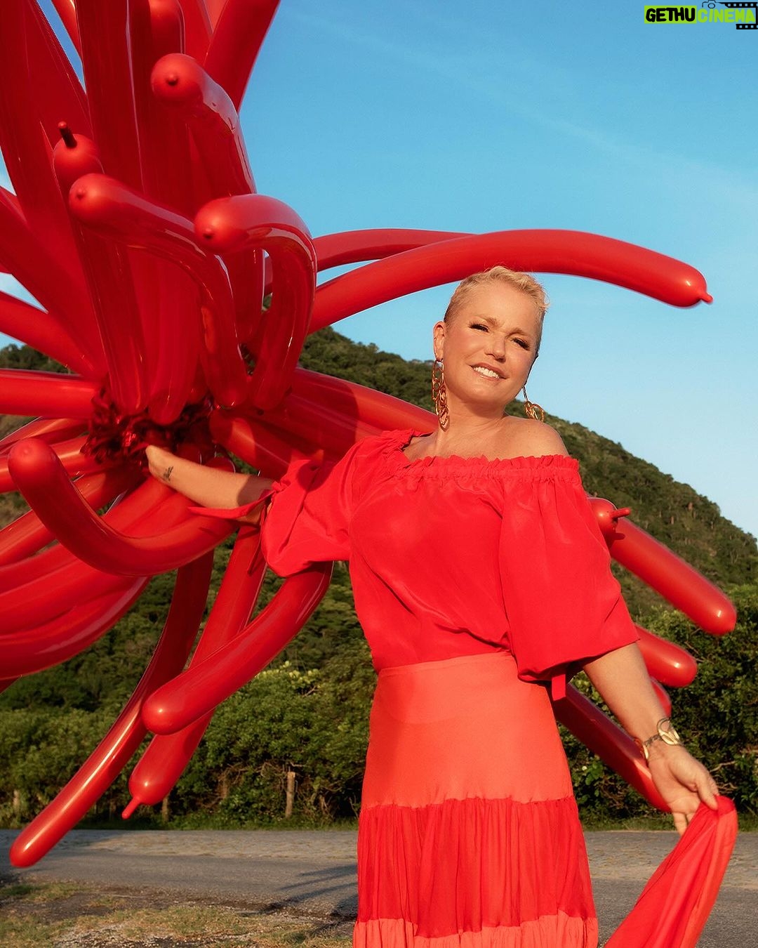Xuxa Instagram - Esse ano foi incrível pra mim… Espero de coração que Deus devolva em dobro o que vc deseja pras pessoas... ou seja, se vc é uma pessoa boa que quer e deseja o melhor pras pessoas, vc terá a lei do retorno. Assim, o mundo teria menos gente amarga, arrogante, ruim... O meu desejo maior é que vc tenha em dobro o que deseja pros outros. Bjs no seu lindo coração ❤❌💋 FELIZ NATAL!!! ❤️✨ 📸 @bladmeneghel 💄 @edduhmakeup 👗 @txiello_