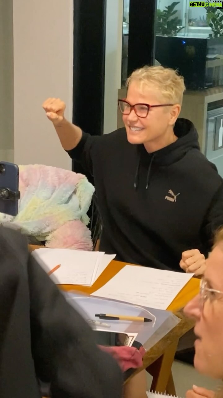 Xuxa Instagram - Olha eu fazendo reunião??? Soh eu me divirto… esse povo adulto NÃO sabe brincar… 💋❌ @naviodaxuxa