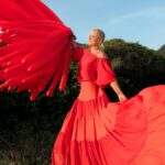Xuxa Instagram - Esse ano foi incrível pra mim… Espero de coração que Deus devolva em dobro o que vc deseja pras pessoas... ou seja, se vc é uma pessoa boa que quer e deseja o melhor pras pessoas, vc terá a lei do retorno. Assim, o mundo teria menos gente amarga, arrogante, ruim... O meu desejo maior é que vc tenha em dobro o que deseja pros outros. Bjs no seu lindo coração ❤❌💋 FELIZ NATAL!!! ❤️✨ 📸 @bladmeneghel 💄 @edduhmakeup 👗 @txiello_