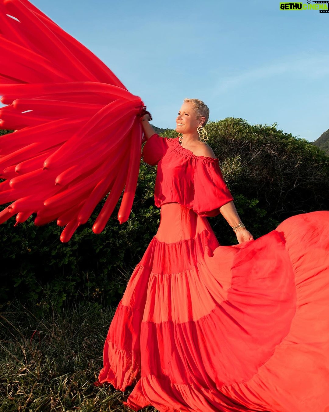 Xuxa Instagram - Esse ano foi incrível pra mim… Espero de coração que Deus devolva em dobro o que vc deseja pras pessoas... ou seja, se vc é uma pessoa boa que quer e deseja o melhor pras pessoas, vc terá a lei do retorno. Assim, o mundo teria menos gente amarga, arrogante, ruim... O meu desejo maior é que vc tenha em dobro o que deseja pros outros. Bjs no seu lindo coração ❤❌💋 FELIZ NATAL!!! ❤️✨ 📸 @bladmeneghel 💄 @edduhmakeup 👗 @txiello_