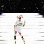 Xuxa Instagram - Vc tá pronto pra viajar nessa nave de nostalgia comigo? Vc sabe como o Natal é especial pra mim e sempre fez parte da minha história… E pra relembrar tantos momentos especiais eu convido vc a reviver essas boas histórias com a minha coleção em parceria com a @reserva e @reversaoficial. Uma linha com frases e desenhos que fizeram parte da minha e da sua história tb! Tudo feito com muito carinho só pra vc! Conheça a coleção completa no site da @reserva ou clicando no link da minha bio. Use o meu cupom: XUXARSV